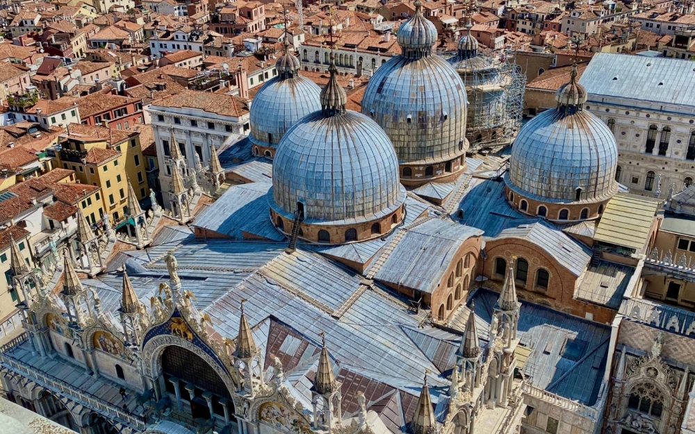 Facciata della Basilica di San Marco al mattino presto