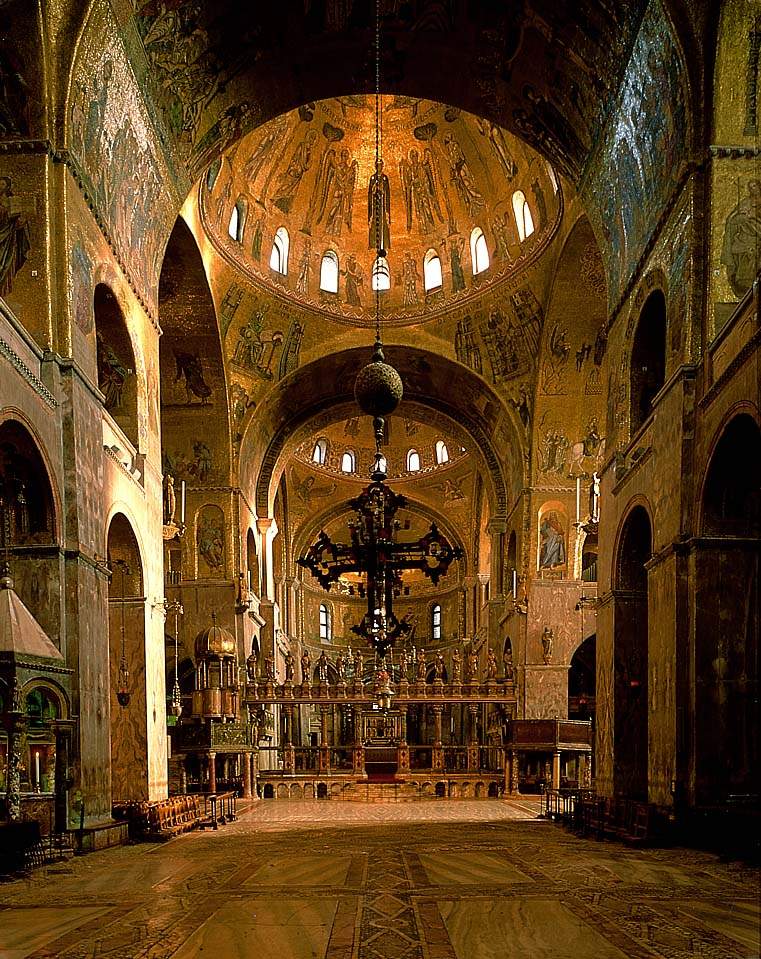 Interno della Basilica con i mosaici dorati